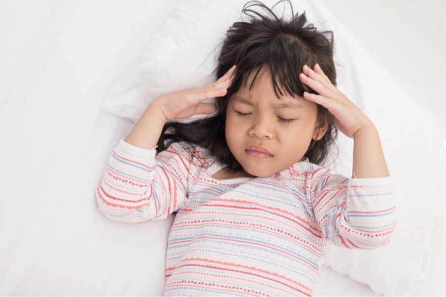 Trẻ em bị đau đầu kèm chóng mặt buồn nôn, cha mẹ không nên chủ quan