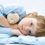 Trẻ trằn trọc, khó ngủ gây ảnh hưởng tới sức khỏe nguyên nhân là do thiếu chất gì