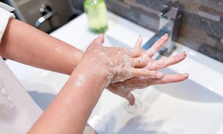 Vệ sinh tay thường xuyên bằng xà phòng giúp hạn chế và phòng ngừa tay chân miệng