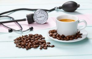Người huyết áp cao không nên uống quá nhiều cafe 