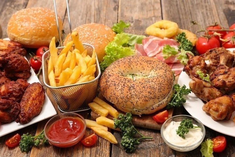 Người trẻ thường có thói quen ăn nhiều đồ ăn nhanh có hại cho sức khỏe