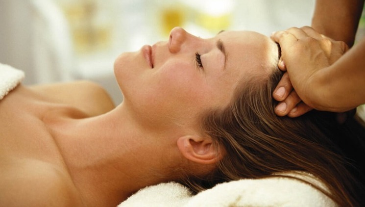 Masage đầu bằng tinh dầu đinh lăng có thể giúp giảm căng thẳng