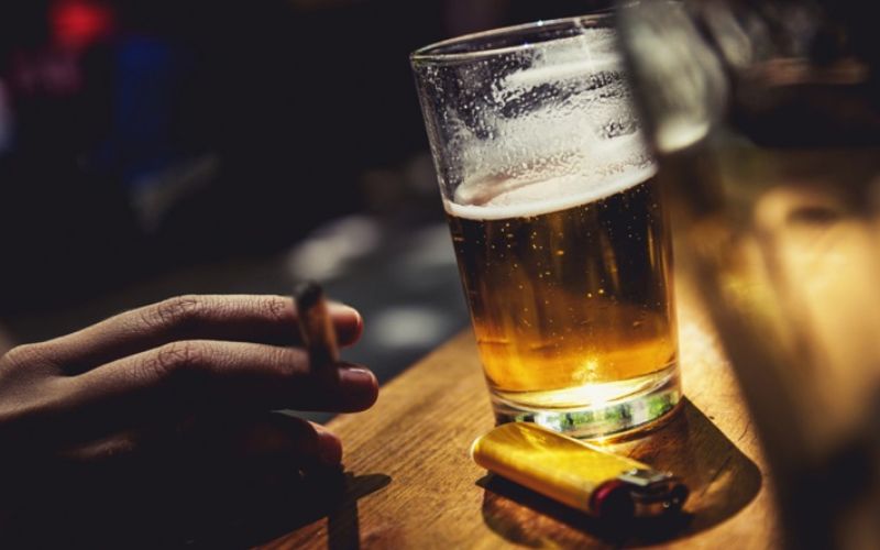 Sử dụng rượu bia, thuốc lá có thể làm tăng nguy cơ bị teo não